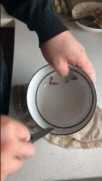 原创搞笑gif:或许只有家中的庭院,才能装的下身在城市的灵魂