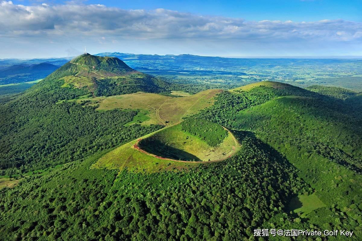 多姆火山位于法国中部奥弗涅大区.