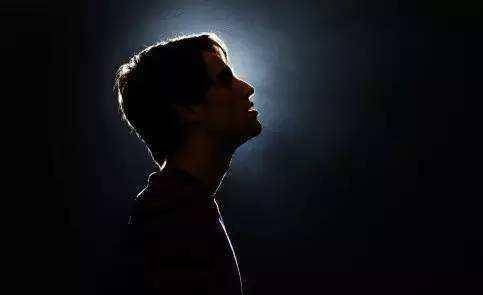 梦境解析，梦到死去的男人带着校的寓意与象征