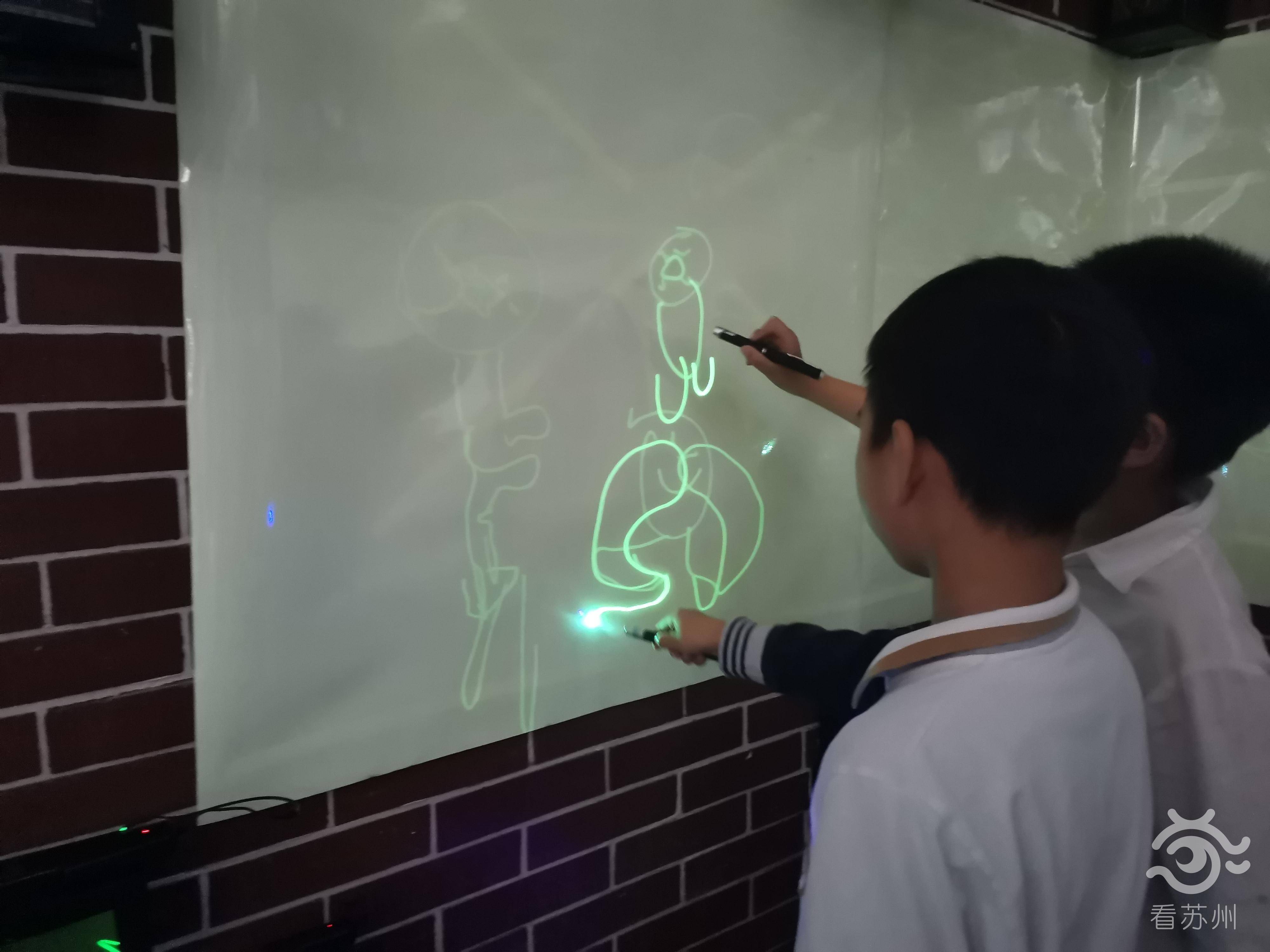 11月19日,苏州一群有创意的小学生们用手电筒完成了一幅幅"脑洞"画作