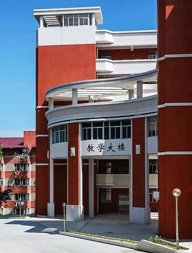 学校特色:汕头职业技术学院,学校拥有4个校区,4个校区分别是:新津校区