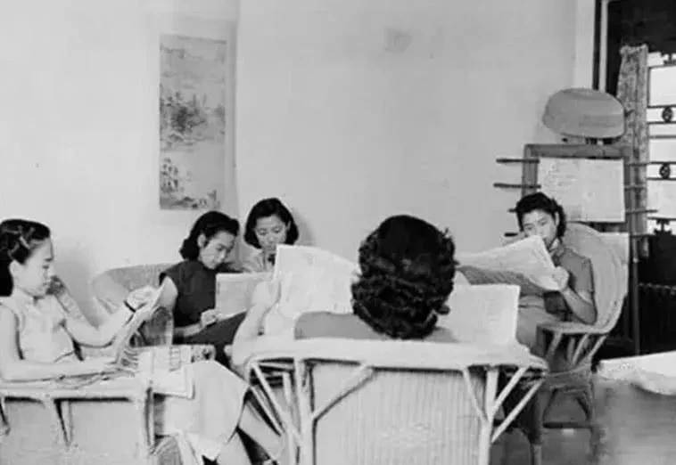 民国老照片:织毛衣的女子温婉可人,美女穿"旗袍"烫"卷发"