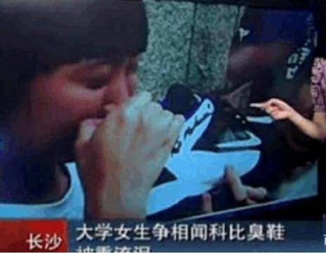 闻科比"臭鞋"还不够,有人下跪致敬_手机搜狐网