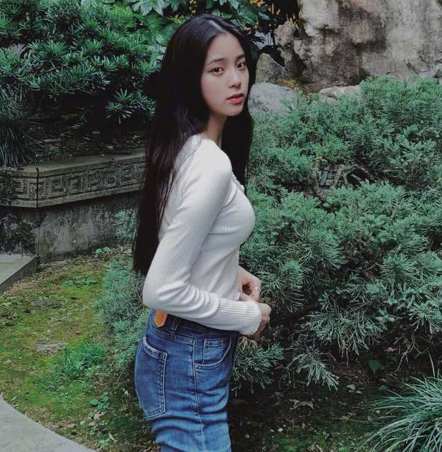 欧阳娜娜越来越小女人!20岁穿紧身衣显成熟