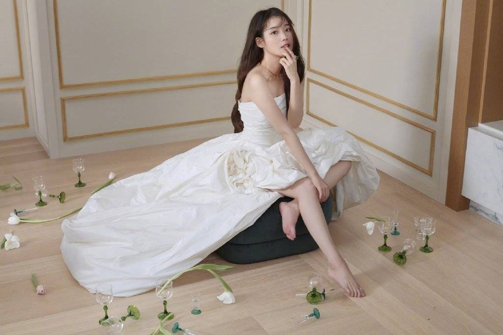 iu最新杂志写真公开 穿绿纱粉裙柔美清甜似仙女