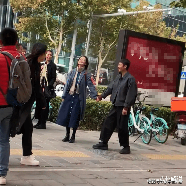 原创张一山个子比李沁高10cm，但看两人的路透对比，身高差距好明显