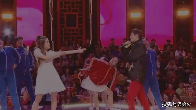 52岁解晓东罕露面,帅气不减却被指气质变太多