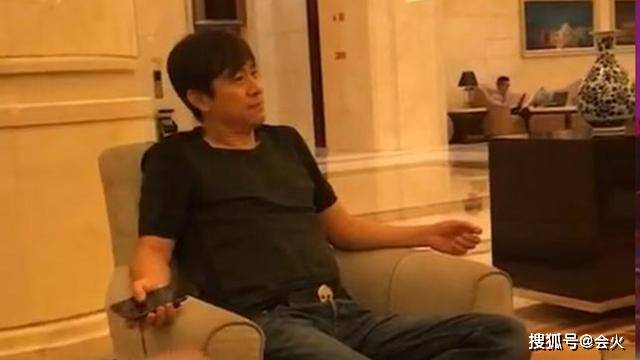 52岁解晓东罕露面,帅气不减却被指气质变太多