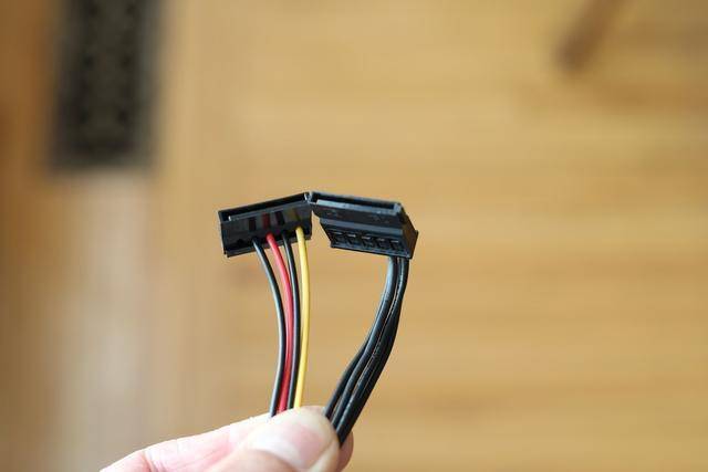 英特尔ATX12VO实物图分析,台式电脑电源的未来