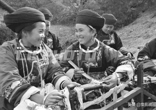 同上 花垣县排碧苗寨的苗族群众为了欢庆丰收举行盛大"刀梯会".