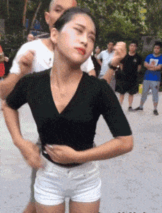 原创搞笑gif段子:口水都流出来了,让吃点新鲜的吧!这都是往年的了!