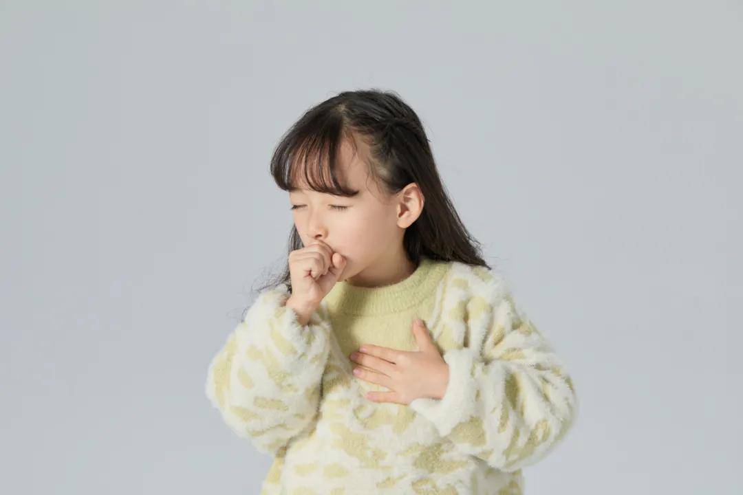 小孩咳嗽常见病因有:呼吸道感染,感染后咳嗽,咳嗽变异性哮喘,上气道