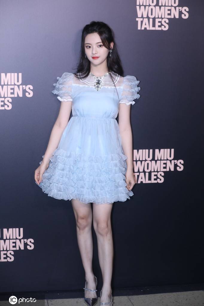 杨超越穿淡蓝色公主裙亮相,甜美吸睛依旧是小可爱