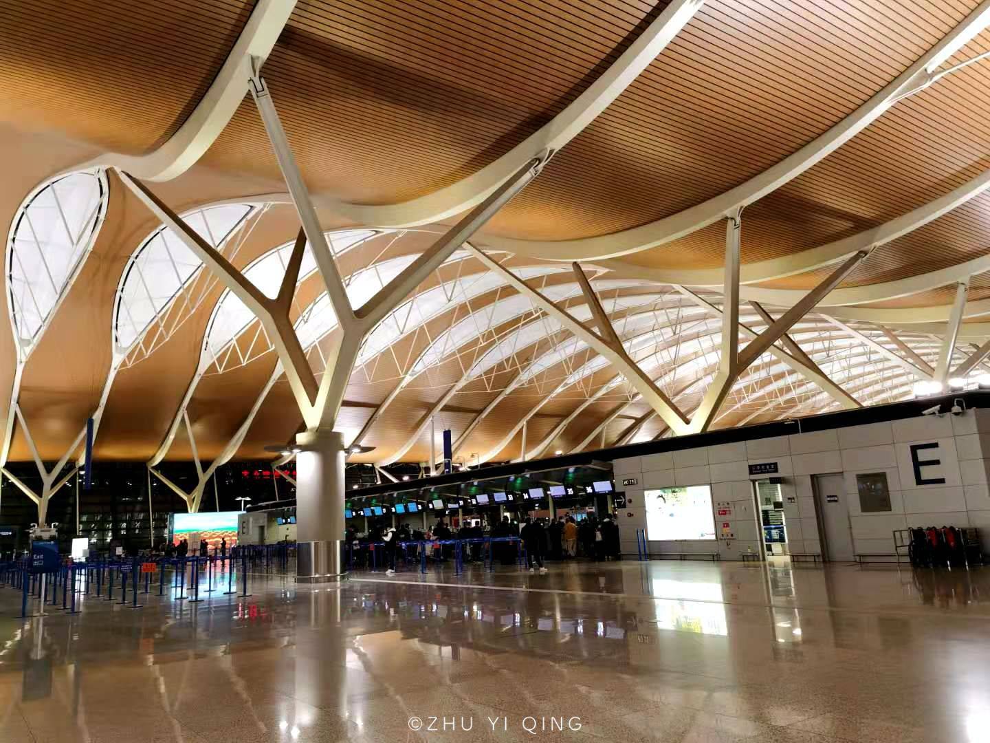 实拍浦东机场出港现状，航班正常游客减少，登机流程趋向自助化