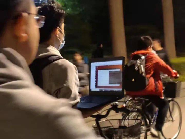 清华大学1张偷拍照流出：放纵成瘾的年轻人，早