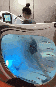 搞笑gif段子:你永远都不知道坐在后排的同学在干嘛!