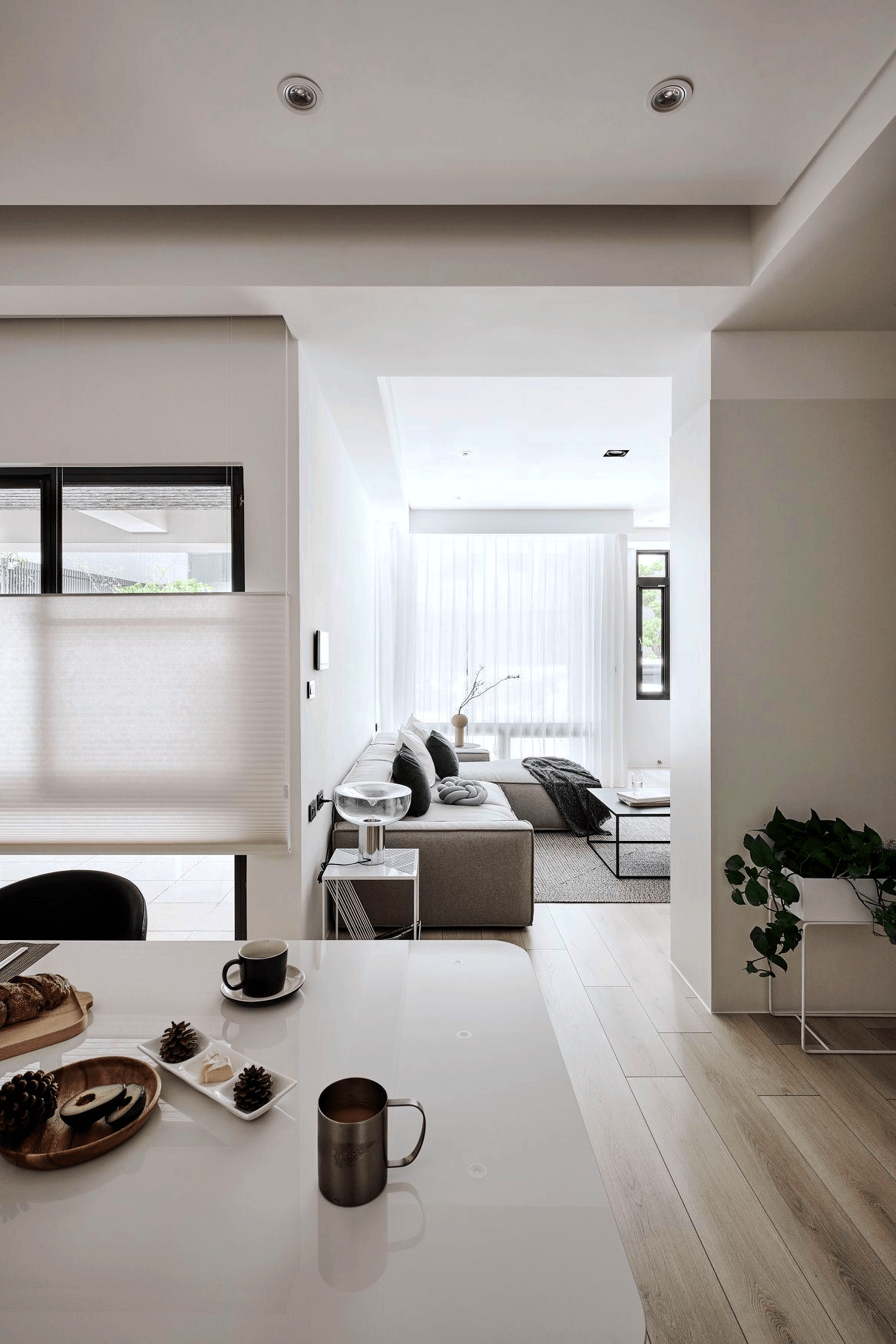 他家现代极简风格,坚持只刷白墙,室内干净洁白,简单又