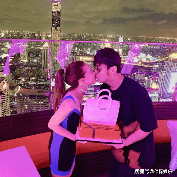 周杰伦昆凌乘豪华游艇出游,周董霸气搂着娇妻秀恩爱