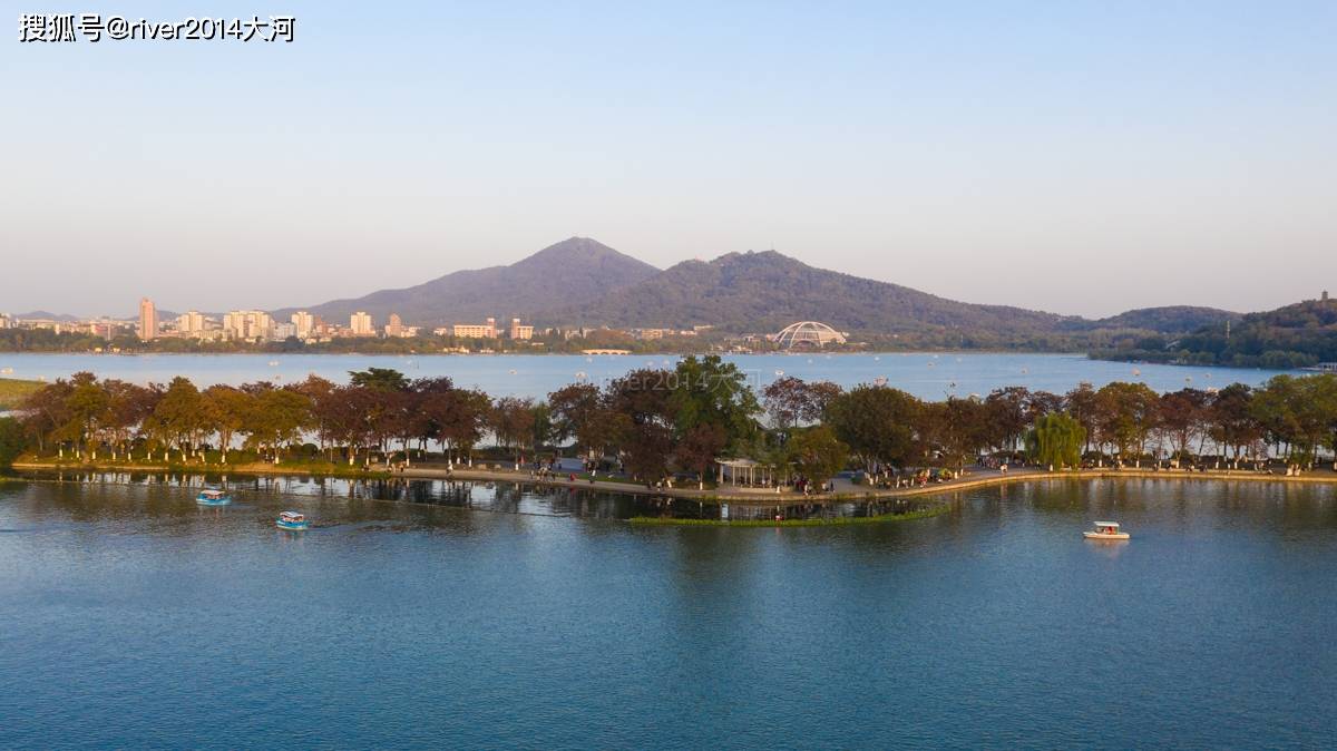 南京玄武湖，免费的4A景区，从这里可以登上城墙赏景