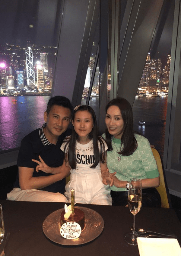 郭可盈51岁生日晒全家福,颜值不输小10岁弟媳熊黛林