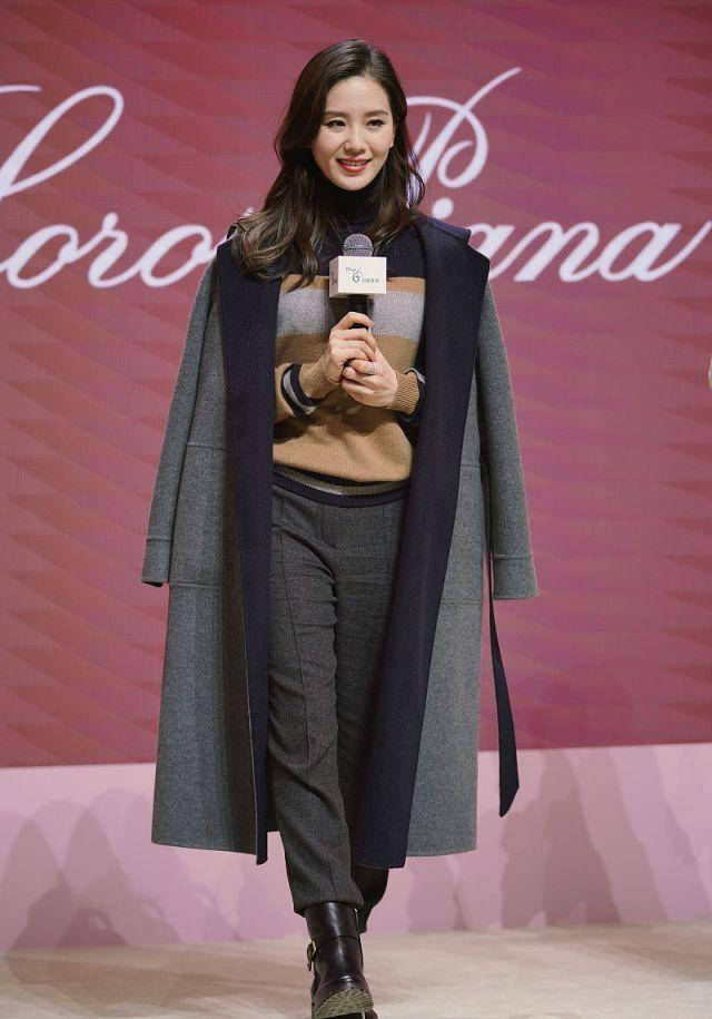 刘诗诗披灰色大衣留浪漫卷发,气质高雅迷人,变氧气美女!