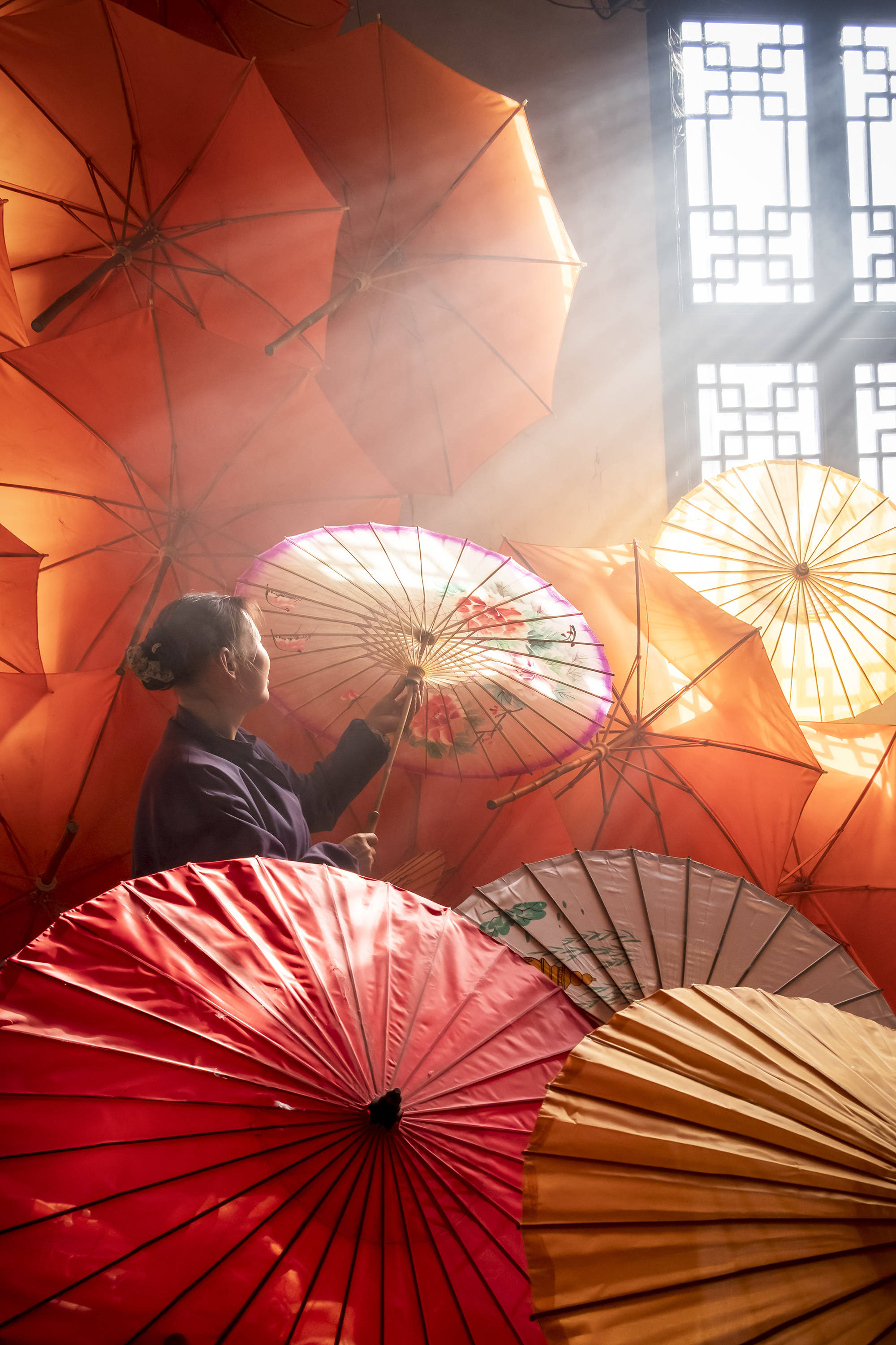 实拍安徽泾县油纸伞,弧度优美伞盖,非常精致