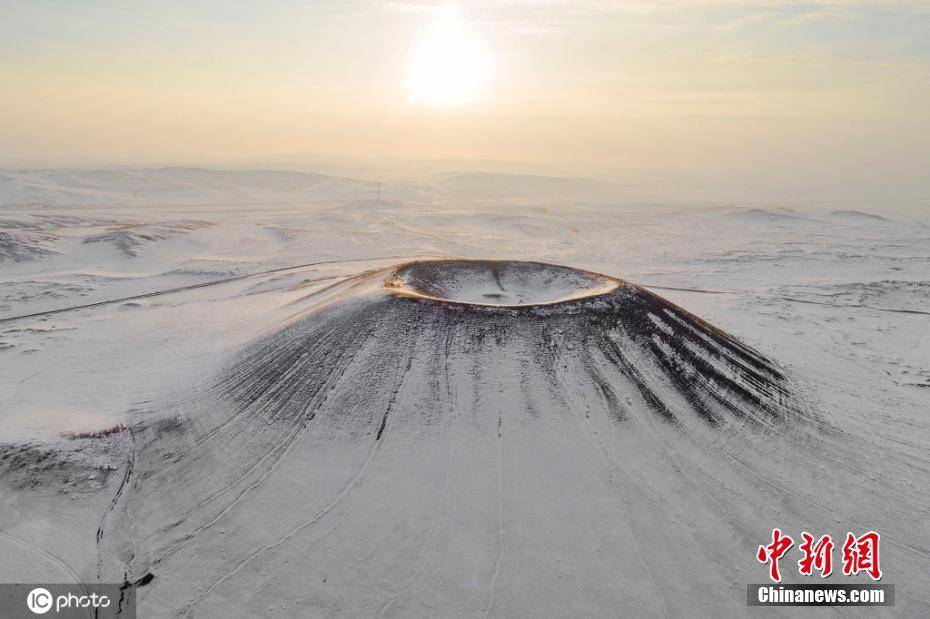 航拍内蒙古察哈尔火山群雪景 犹如科幻大片