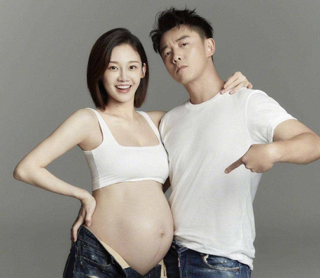 郑恺晒苗苗孕妇照,却被八块腹肌抢镜?
