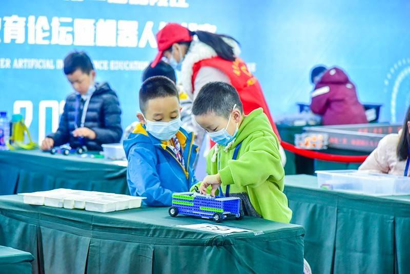 嘉陵江|中国(南充)第二届嘉陵江人工智能教育论坛暨机器人挑战赛开幕