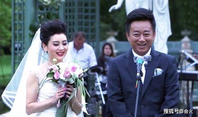 56岁朱军与妻子罕见同框,两人结婚27年仍恩爱?