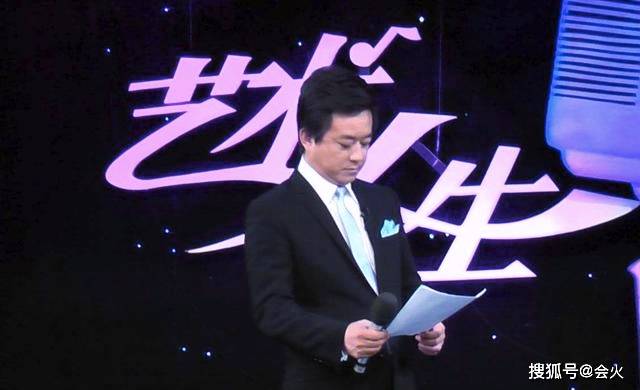 56岁朱军与妻子罕见同框,两人结婚27年仍恩爱?