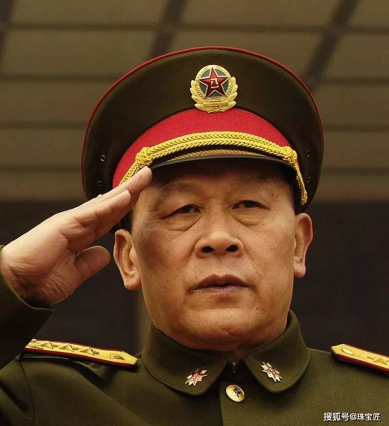 身穿中国人民解放军87式军服的梁光烈,配戴上将衔黄底平板肩章