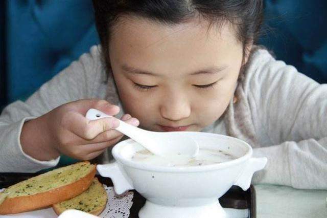 孩子|祸首就藏在家里餐桌上，父母还没察觉出来儿子14岁时停止长高