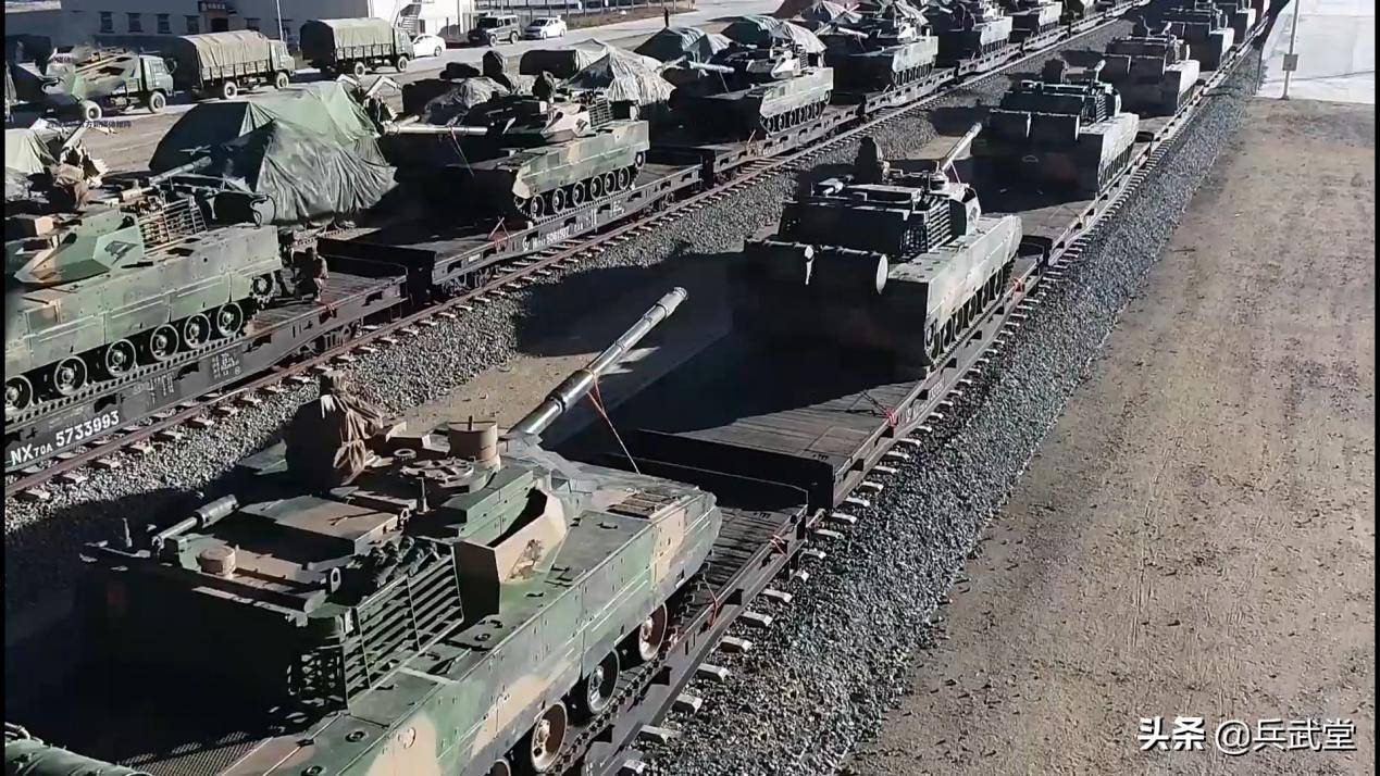 高原军列满载15式坦克，小黑豹身后挂圆木，钢铁洪流远距离投送_演练