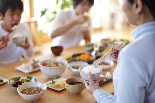 孩子|祸首就藏在家里餐桌上，父母还没察觉出来儿子14岁时停止长高