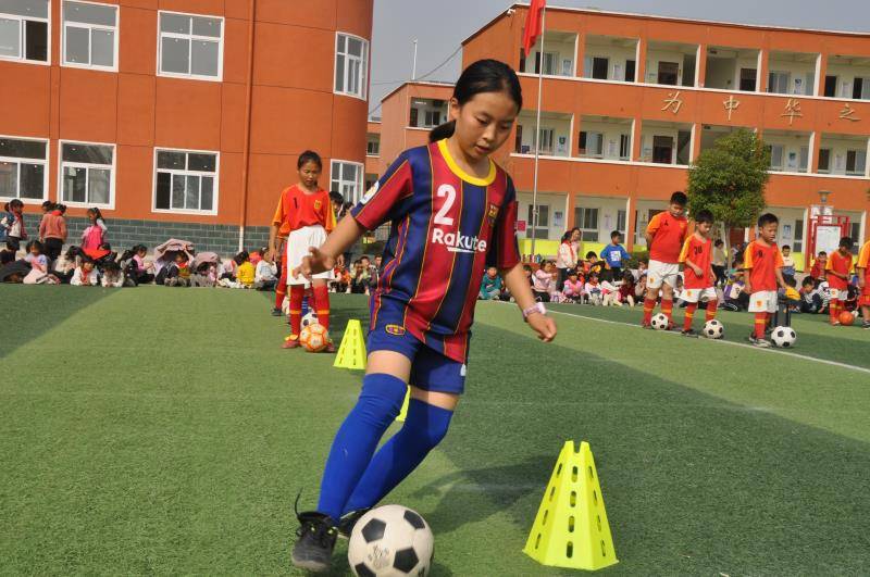 
商水县希望小学举行第三届“希望杯”足球联赛|三亿体育在线(图2)