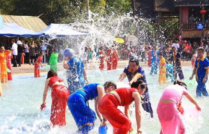 云南泼水节外国人2025 92f5bd0380c84528b743e7cdf9e73305.jpeg