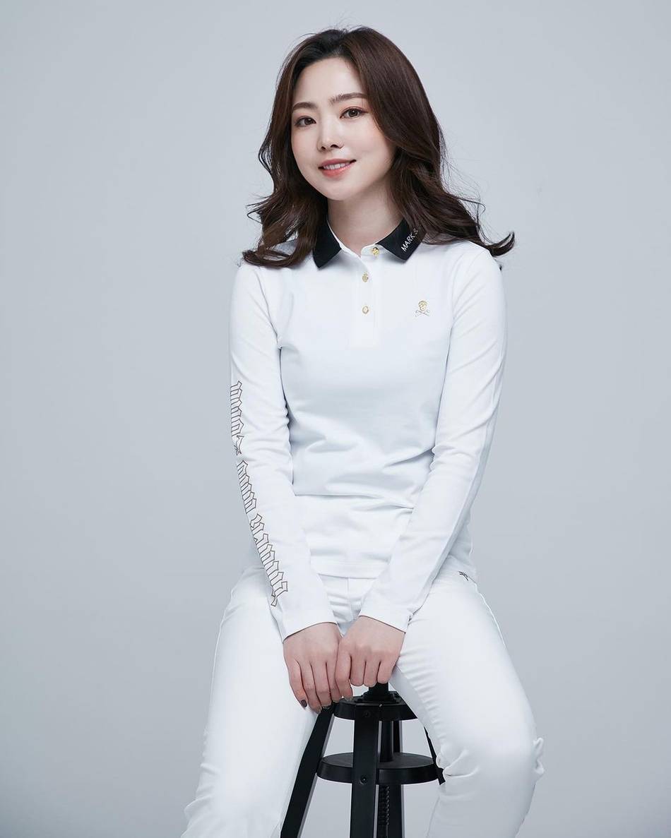 韩国台球美女车侑蓝拍摄最新写真,黑白对比强烈!