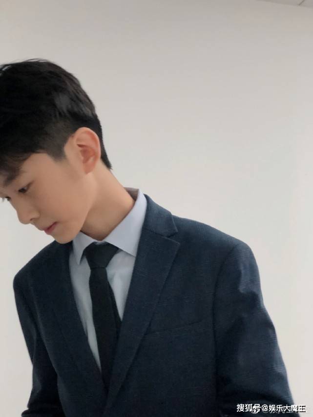 张亮儿子近照颜值海拔双高引赞叹，张亮不服晒