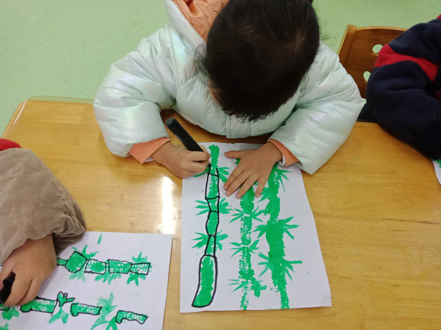 麻江县示范幼儿园中(1)班开展《家乡的竹林》绘画活动