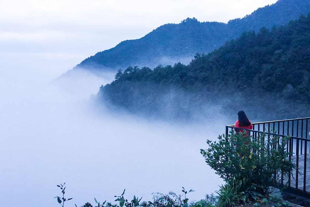 在山顶找一处民宿，清晨一边看云海一边吃早餐