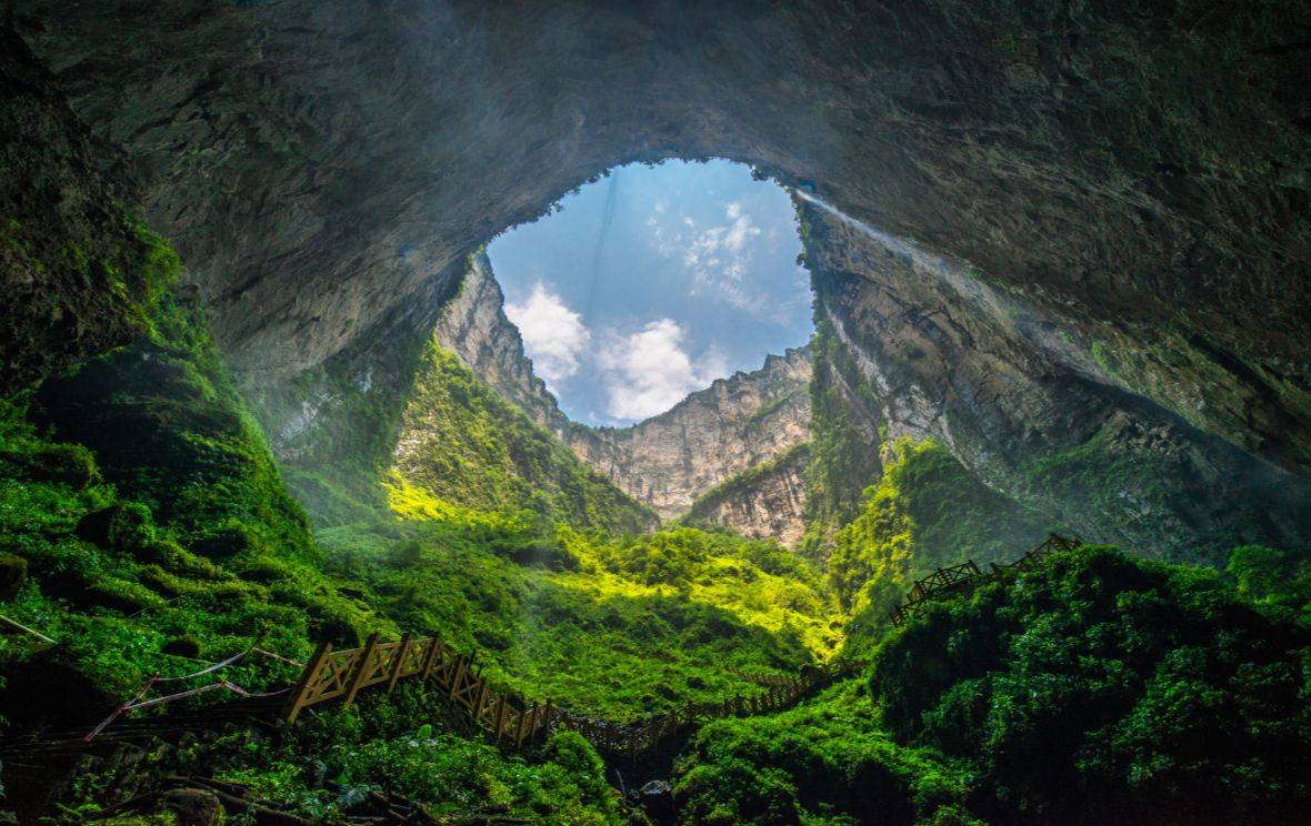 世界最美天坑藏于陕西，上下三层有瀑布地下河，游客称像来到仙境