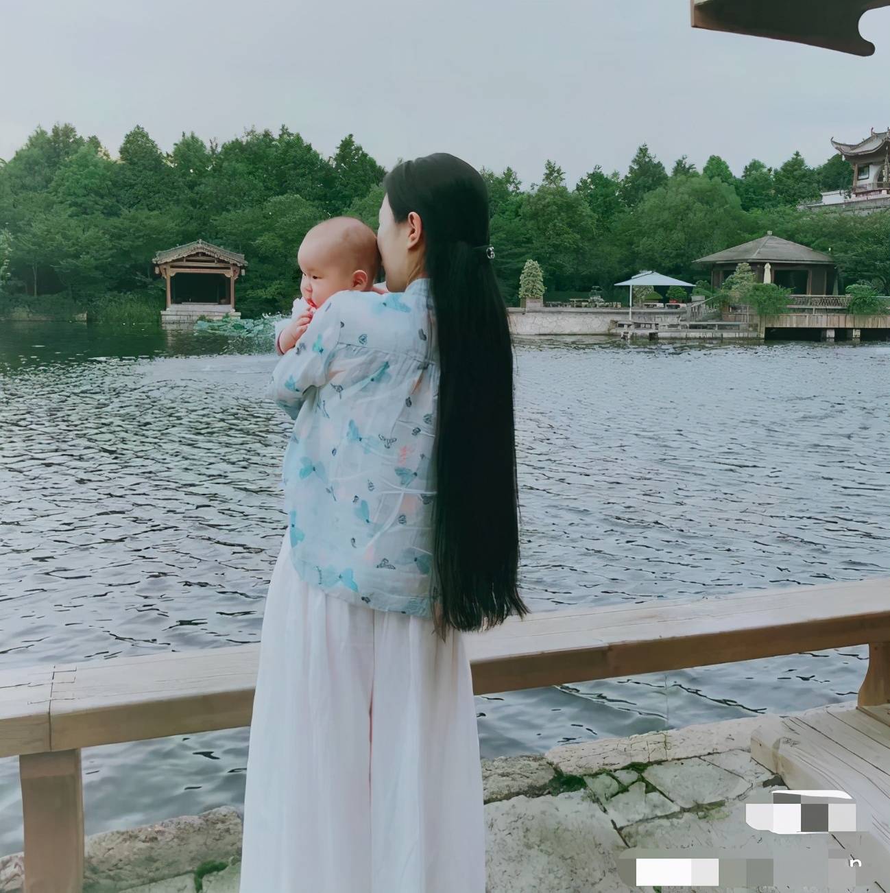 张纪中娇妻豪宅院外生火烤橘子,为“老爷”暖