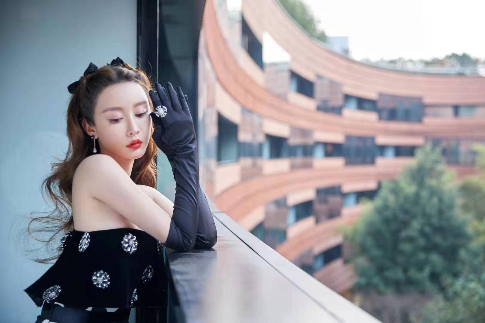 周麟嘉写真大片曝光 黑白爱心鱼尾裙彰显性感魅力