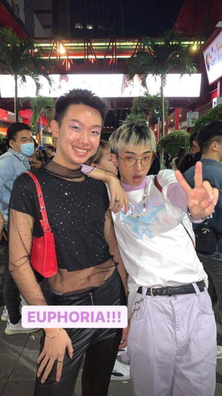 伊能静儿子祝贺朋友脱单,化浓妆扎双丸子头,穿女装辣眼睛!