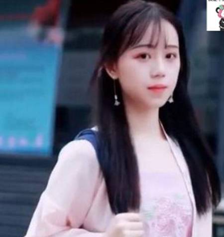 女子穿汉服上学，遭抖友偷拍获37万赞，网友：真