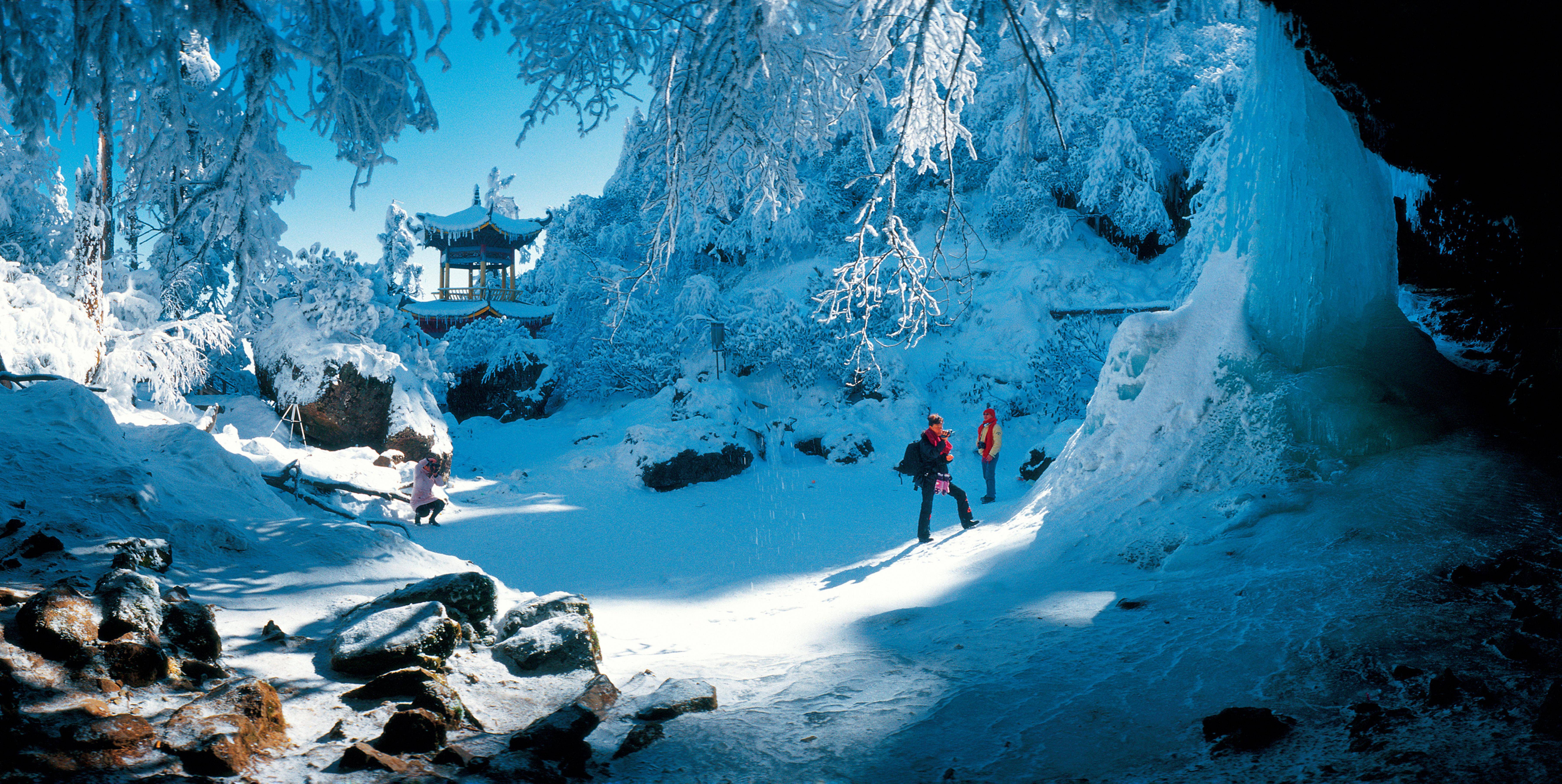 12月10日到瓦屋山的雪地里泡温泉吃火锅听摇滚