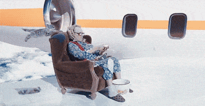 原创搞笑段子gif图:够大才能夹得住,这猪是要打群架啊,神一样的老太太