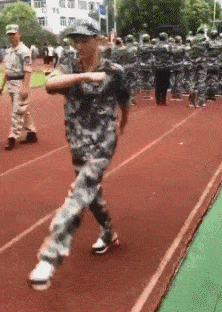 3.同学,军训白学了,动作自创的不错!