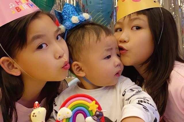 父亲亲儿子脸颊 43cdc6f62fa748618eae14be4ef64039.jpeg